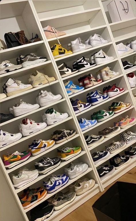 Stile Kylie Jenner, Sneaker Closet, Sneakerhead Room, Shoe Room, Basket Nike, Shoe Wall, Trendy Shoes Sneakers, Jordan Shoes Girls, Jordan Shoes Retro