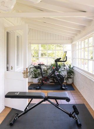 Home Gym Sunroom, Home Gyms Ideas, Sunroom Gym, Small Home Gym Design, Tiny Home Gym, Simple Home Gym, Hamptons Farmhouse, Sunroom Remodel, California Cottage