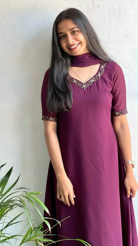 Aline Kurti Neck Design, Georgette Neck Design, Georgette Churidar Designer Latest, Cotton Kurti Set Designs, Churidhar Designs Latest, Chudi Neck Designs Latest, Plain Georgette Kurtis, Work Kurti Designs Latest, Georgette Kurta Designs