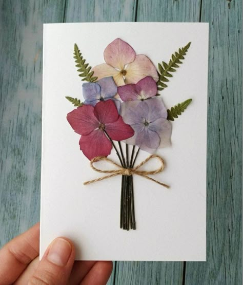 Ideas With Dried Flowers, Oshibana Art, Handmade Cards Ideas, Pounded Flowers, Flower Cards Handmade, Preserve Flowers, Pressed Flowers Diy, Press Flowers, Pressing Flowers