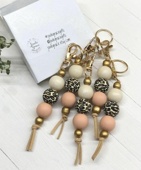 Make Keychain Diy, Bead Crafts To Sell, Silicone Beaded Keychains, How To Make Beaded Keychains, Sublimation Keychain Ideas, Bead Keychain Ideas, Tassen Hanger, Keychains Diy, Keychain Designs