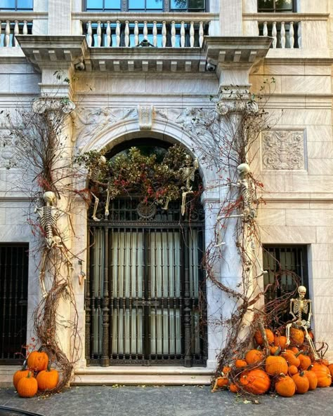 Spooky Stoops: New York Brownstone Halloween Inspiration - Stagg Design Brownstone Halloween, Simple Fall Porch Decor, Modern Front Porch Ideas, Fall Porch Decor Ideas, New York Brownstone, Classy Halloween, Fall Porch Decor, Esthetician Room, Chic Halloween