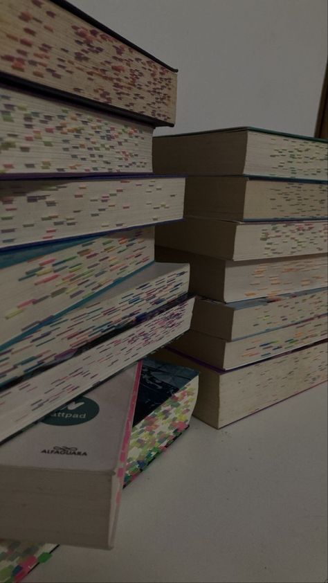 Tabbed Books Aesthetic, Annotating Books Aesthetic, Book Tabbing, Annotating Aesthetic, Book Annotation Aesthetic, Preppy Books, Books Annotation, Sticky Notes Book, Aesthetic Bookshelf