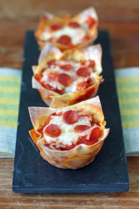 Weight Watchers Wonton Wrapper Recipes, Ww Wonton Wrapper Recipes, Pizza Wonton Cups, Weight Watchers Pizza, Wonton Wrapper Recipes, Emily Bites, Food Cups, Pizza Cups, Wonton Cups