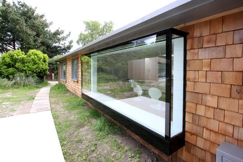 3D Window Designs - IQ Glass News - I like this idea for the end of the extension. I could build in an external storage space under the window seat. Modern Window Seat, Pop Out Window, Oriel Window, Frameless Window, Moderne Pools, Box Window, Modern Windows, Glass Roof, Window Design