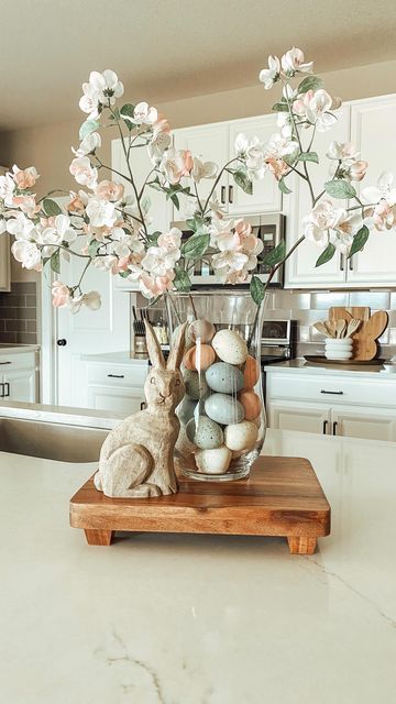 ♡ 𝗔𝘀𝗵𝗹𝗲𝘆 ♡ on Instagram: "Easter is one of my favorite holidays to decorate for! Who else? 🐰🌸 . . Linking some of these items in bio under “Shop My Home”. That little bunny was from Target last year, but I linked a similar one. Speckled Eggs: Hobby Lobby💕 . . . . #eastersgg #eastereggs #hobbylobby #easterbunny #easterdecor #eastertraydecor #bunnylove #easyeasterdecor #pastels #traystyling #eastertime" Vintage Spring Aesthetic, Easter House Decorations, Vintage Spring Wedding, Vintage Spring Decor, Spring Mantle Decor, Easter Table Centerpieces, Spring Mantle, Easter Crafts For Adults, Easter Flower Arrangements