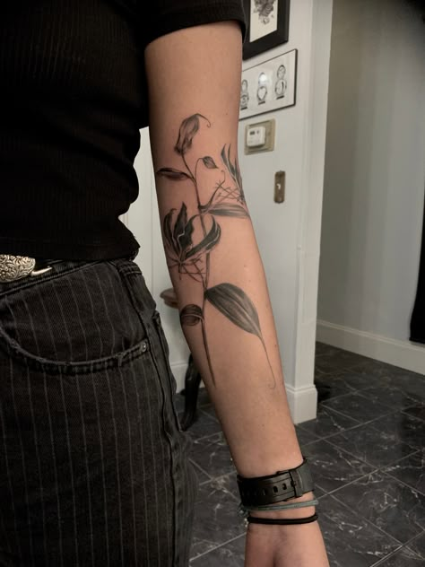 Flower Shadow Tattoo, Gloriosa Lily Tattoo, Japanese Lily Tattoo, Flame Lily Tattoo, Fire Flower Tattoo, Fire Lily Tattoo, Arm Flower Tattoo, Fire Lily, Shadow Tattoo