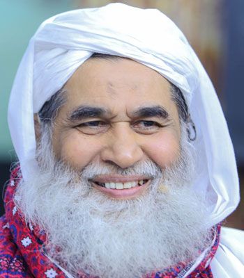 #islam #quran #ilyasqadri #dawateislami #madanichannel Islamic Whatsapp Dp, Islamic Scholars, Ilyas Qadri, Surya Actor, Facebook Profile Photo, Muslimah Photography, Birthday Quotes Funny For Him, Muslim Images, Image Poetry