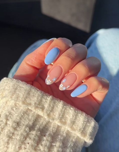 Summer Floral Nails, Spring French Tip Nails, Spring Time Nails, Spring French Tip, Nail Art Bleu, Time Nails, Blue And White Nails, Light Blue Nails, Graduation Nails