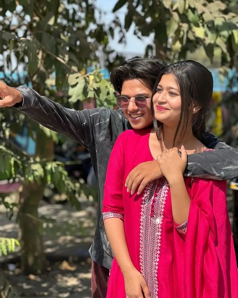 Hd Couple Pic, Couple Pic Aesthetic, Funny Couple Poses, Bff Pfp Matching Aesthetic, Pic Aesthetic, Love My Life, Bollywood Pictures, Couple Pic, Indian Wedding Photography Poses