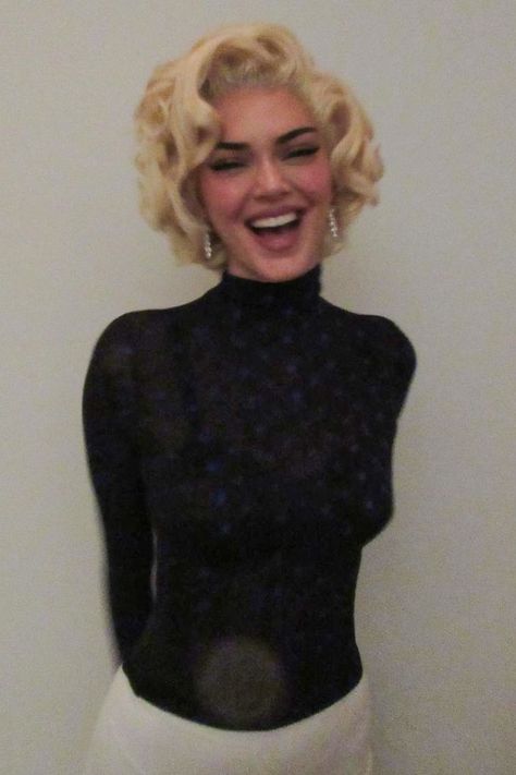 Marilyn Monroe Black Turtleneck, Short Blonde Hair Halloween Costumes, Halloween Costumes Blonde Hair, Kendall Jenner Dresses, Marilyn Costume, Marilyn Monroe Wig, Marilyn Monroe Halloween Costume, Lindsay Lohan Mean Girls, Halloween Blonde