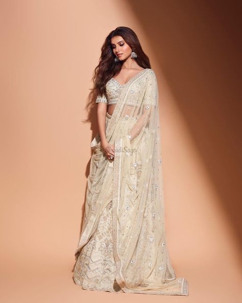 Manish Malhotra Lehenga, Tara Sutaria, White Lehenga, Mehendi Outfits, Bollywood Dress, Anita Dongre, Lehenga Style, Indian Dresses Traditional, Red Lehenga