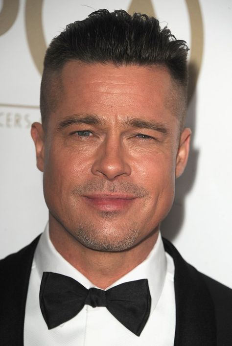 Brad Pitt wore his hair perfectly combed back. Brad Pitt Fury Haircut, Fury Haircut, Brad Pitt Pictures, Brad Pitt Haircut, Brad Pitt Hair, Braided Man Bun, Man Bun Hairstyles, Oscars 2014, Undercut Men