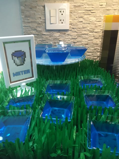 Minecraft water- blue jello Minecraft Cocktails, Minecraft Birthday Decorations, Diy Minecraft Birthday Party, Minecraft Bday, Minecraft Bedroom Decor, Minecraft Party Decorations, Blue Jello, Minecraft Images, Super Mario Birthday Party