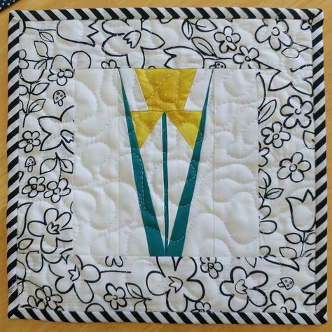 A single Daffodil FPP pattern Daffodil Quilt Block, Daffodil Quilt, Single Daffodil, Rug Flower, Rose Quilt, Paper Pieced Quilt, Daffodil Flower, Foundation Piecing, Comfort Blanket