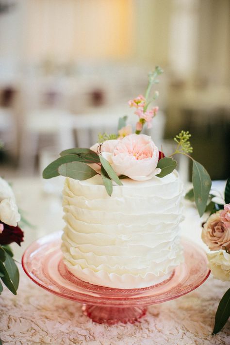 Individual Wedding Cakes For Each Table, Cakes As Centerpieces, Cupcake Centerpieces, Individual Wedding Cakes, Simple White Cake, Wedding Cakes Ideas, Wedding Cake Centerpieces, Cake Centerpieces, Mini Wedding Cakes