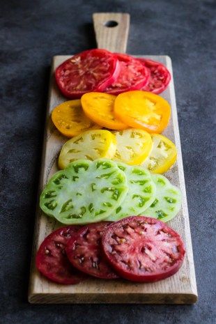 Tomato Sauce Pasta, Heirloom Tomato Tart, Aesthetic Food Recipes, Vegetables Photography, Food Easter, Tomato Tart, Tomato Pie, Sauce Pasta, Food Recipes Healthy