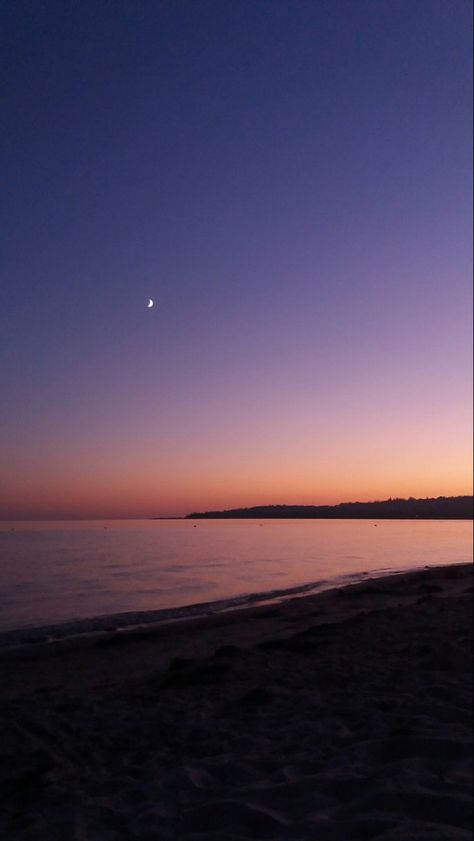 Sunset With Moon, Beach Foto, Dark Sunset, Moon Sunset, Sky Pictures, Look At The Sky, Pretty Landscapes, Sunset Wallpaper, Pretty Sky