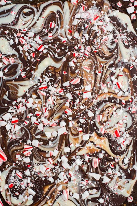 Peppermint bark is an easy Christmas candy to make! Use white chocolate chips, peppermint extract, semi-sweet chocolate chips, and crushed candy canes to make this festive holiday treat. No Bake Christmas, Peppermint Bark Recipes, Bark Recipes, Christmas Candy Easy, Christmas Bark, New Year's Desserts, Peppermint Extract, Cookie Platter, Bark Recipe