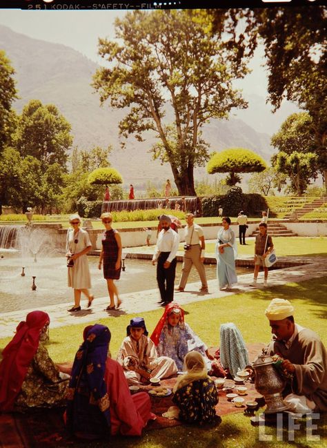 Kashmir Aesthetic, Kashmir India, Nostalgia Aesthetic, Islamic Artwork, Srinagar, Jammu And Kashmir, Indian Aesthetic, Old Photographs, Vintage Portraits