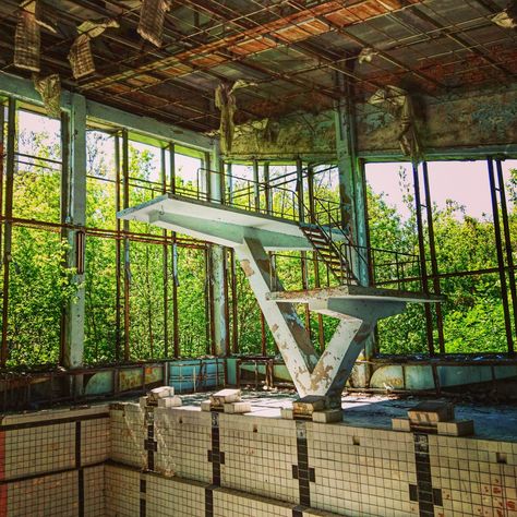 This is a swimming pool in the abandoned city of Pripyat inside the Chernobyl Nuclear Exclusion Zone. ☢️ One of the most amazing places I've ever been Castles In Europe, European Castle, Best Places In Europe, Abandoned City, Abandoned Cities, Chernobyl, Abandoned Buildings, Modern Buildings, Ghost Towns