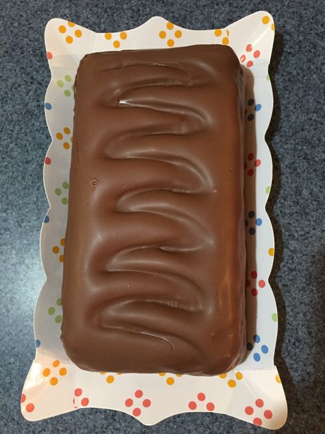 Giant No Bake Twix Bar Giant Twix Bar, Lorna Doone, Werthers Original, Twix Bar, Strawberry Muffins, Milk Chocolate Candy, Birthday Treat, Chocolate Candy Melts, Cookie Bar Recipes