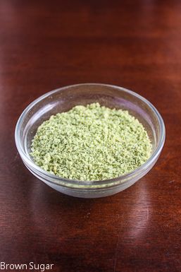 Spice Ideas, Herb Salt Recipe, Flavored Salt, Herb Salt, Salt Making, Basil Salt, Flavored Salts, Herb Recipes, Garden Food