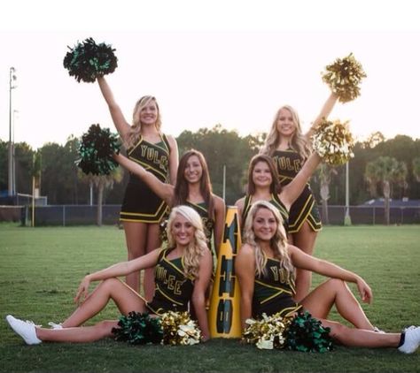 Cheerleader Photoshoot Ideas Team, Senior Cheer Pictures Group, Cheerleader Group Pictures, Cheerleading Group Pictures, Cheer Team Pictures Poses Group Shots, Cheer Group Pictures, Cheerleading Portraits, Cheer Squad Pictures, Cheerleading Team Photos