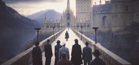 Fantastic Beasts Hogwarts, Fantastic Beasts 2, The Crimes Of Grindelwald, Fantasic Beasts, Film Harry Potter, Fantastic Beasts Movie, Gellert Grindelwald, Crimes Of Grindelwald, Hogwarts Aesthetic