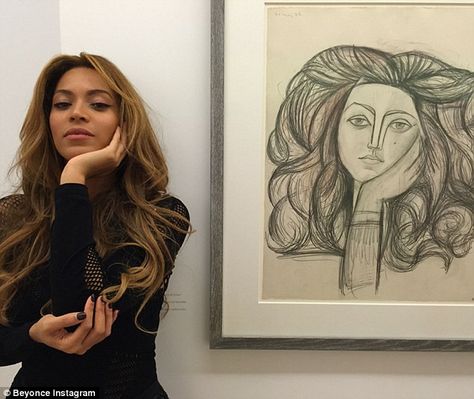 'Pablo Picasso museum, Paris': Beyoncé took to Instagram on Friday to share this flashback photo of her standing alongside a famous artwork, mimicking the model's pose, from a recent family trip to France Picasso Sketches, Beyonce Photos, Beyoncé Giselle Knowles-carter, Online Photo Gallery, Beyonce And Jay Z, Beyonce Queen, Beyoncé Giselle Knowles, Museums In Paris, Beyonce And Jay