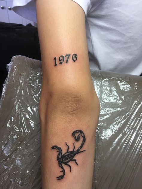 1976 and scorpion tattoo #tattoo #scorpio #scorpiontattoo #tattooideen Tattoos Arm Mann, Cool Little Tattoos, Tatuagem Masculina Pequena, Tattoo Diy, Tatoo Inspiration, Back Shoulder Tattoos, Tattoo Trend, Scorpion Tattoo, Small Tattoos Simple