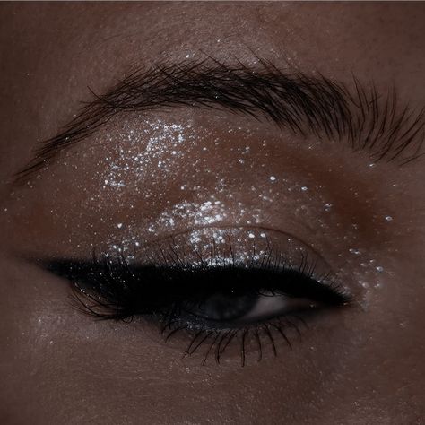 Mirrorball Eye Makeup, Grunge Sparkle Makeup, Las Vegas Makeup Looks, Reputation Era Makeup Looks, Reputation Aesthetic Makeup, Makeup Ideas For Winter Formal, Silver Party Makeup, Eras Tour Rep Makeup, Brown Eyes Glitter Makeup