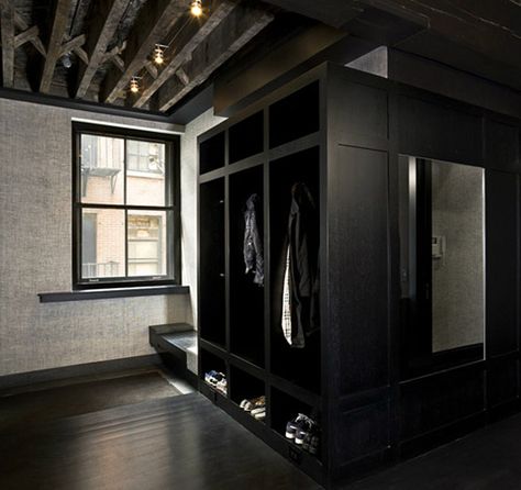 Paola Salinas: Modern black mud room with black mud room cabinets and ebony hardwood floors. Gray ... Mudroom Modern, Black Mudroom, Modern Mudroom, Functional Mudroom, Farmhouse Mudroom, Laundry Room/mud Room, Tribeca Loft, Mudroom Lockers, Mudroom Entryway