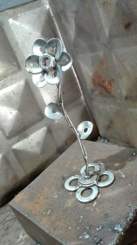 Welded Metal Flower, Flower Welding Art, Welded Rose Metal Flowers, Welded Flower Bouquet, Cute Welding Projects For Girlfriend, Flower Welding Projects, Scrap Metal Flowers, Welded Flowers Metal Art, Mig Welding Projects