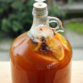 Maple mead, also called acerglyn, is made by replacing some of the honey with pure maple syrup. Here is a one gallon maple mead recipe fermented with orange and spices! Mead makers and home brewers will love this easy and delicious mead recipe! #mead #homebrew #fermented Honey Mead, Wine Making Recipes, Homemade Wine Recipes, Mead Wine, Mead Recipe, Homemade Alcohol, Honey Wine, Brewing Recipes, Homemade Liquor