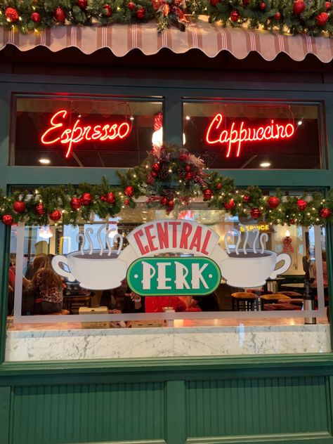 Central Perk Coffee Bar Ideas, Central Perk Aesthetic, Friends Christmas Wallpaper, Friends Apartment Decor, Central Perk Logo, Friends Cafe, Cafe New York, Warner Bros Studio, Christmas Dreaming