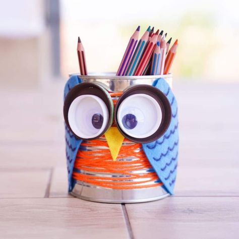 What a cute tin can owl using upcycled items! The perfect owl to organize anything or make a fun and happy pencil holder. Diy Dramatic Play, Egg Carton Art, Recycled Crafts For Kids, Diy Utensils, Upcycled Items, Owl Theme Classroom, Trash Into Treasure, Make Paper Beads, Recycled Crafts Kids