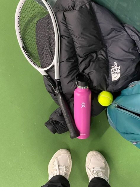 Racquetball Aesthetic, Aesthetic Hydro Flask, Tennis Vibe, Mode Tennis, Tennis Photography, Tennis Aesthetic, Estilo Fitness, Tennis Life, Sports Aesthetic