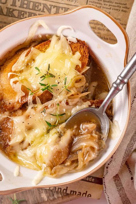 This vegan French onion soup recipe is full of rich, savoury flavour, and lots of melty cheese! The perfect cozy dinner for a chilly day. Dairy Free French Onion Soup, French Onion Soup Vegan, Vegan Onion Soup, Vegan French Onion Soup, Vegetarian French Onion Soup, Jessica In The Kitchen, Easy Spring Recipes, Onion Soup Recipe, Vegan French