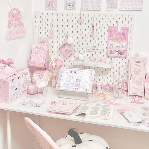 Sanrio Desk, Kpop Desk, Kawaii Room Ideas, Dream Bedroom Inspiration, Room Organisation, Dream Desk, Study Desk Decor, Pink Desk, Aesthetic Room Ideas