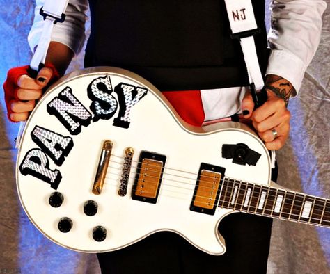 Frank Iero's (My Chemical Romance) white Epiphone Les Paul, Pansy. Gold hardware. I love how he taped the pick-up selector switch in the treble position XD Pansy Guitar, Frank Iero Guitar, Revenge Era, Frank Lero, Guitar Drawing, Austin Carlile, Memphis May Fire, Guitar Stickers, Bob Seger