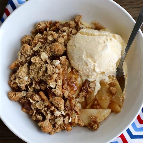 How to Make a Fruit Crisp Apple Crisp With Oatmeal, Best Apple Crisp Recipe, Crisp Recipes, Caramel Apple Crisp, Hot Desserts, Best Apple Crisp, Fruit Crisp, Apple Crisp Recipes, Crisp Recipe