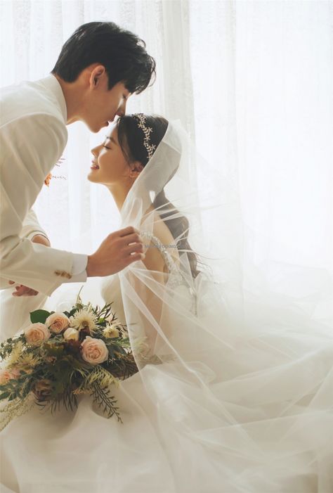 Asian Engagement Photos, Wedding Korea, Korean Wedding Photography, Wedding Photo Studio, Foto Wedding, Pre Wedding Shoot Ideas, Wedding Photoshoot Poses, Pre Wedding Poses, Wedding Couple Poses Photography