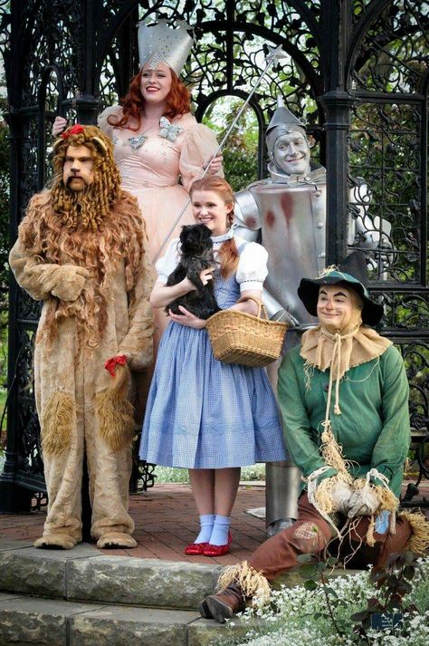 Wizard Of Oz Play Costumes, Wizard Of Oz Costumes Diy, Wizard Of Oz Play, Wizard Of Oz Musical, Birks Outfit, Munchkin Land, Wizard Of Oz Decor, Wizard Of Oz Movie, Oz Movie