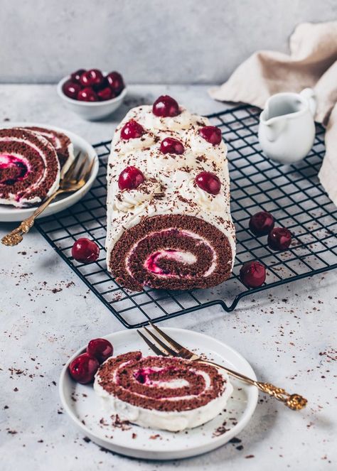 Black Forest Cake Roll (Vegan Swiss Roll) Vegan Swiss Roll, Yule Log Cake Recipe, Roll Cake Recipe, Yule Log Recipe, Chocolate Yule Log, Chocolate Roll Cake, Cheesecake Vegan, Yule Log Cake, Swiss Roll Cake