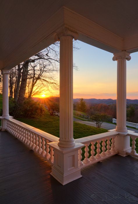 porch + sunset Lawn Ideas, Front Porch Ideas Australia, Morning View, Southern Home, Interior Modern, House Goals, Porch Patio, Country Life, Farm Life