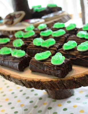 two green and speckled frogs sat on a speckled log.... THANKS @Kate getting this song stuck in my head every week ;) Frog Table Decorations, Leap Day Snacks, Frog Snacks, Frog Party Ideas, Frog Food, Leap Year Birthday, Princess Tiana Birthday Party, Tiana Birthday Party, Frog Baby Showers