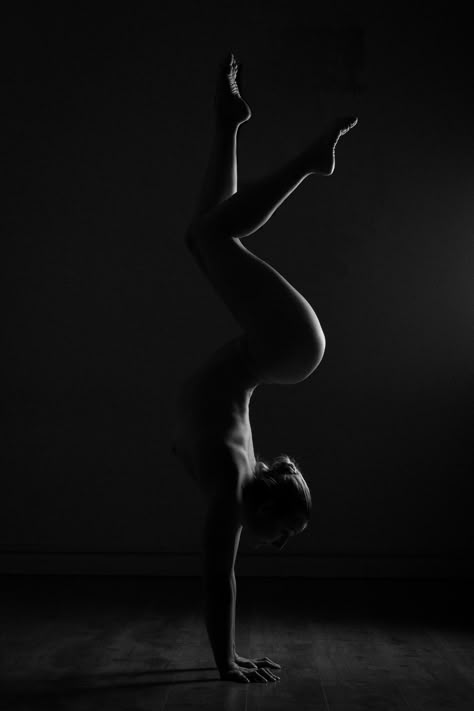 Nude handstand black and white  Emmanuelle Lagaye photography  Model: bendy Kate Handstand Photography, Dancer Photography, Gymnastics Poses, Female Dancers, Body Photography, Silhouette Photos, Beautiful Yoga, Yoga Photography, Handstand