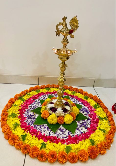 Haldi Kunku Decoration At Home, Haldi Kunku Decoration, Ganapathi Decoration, Haldi Kunku, Aarti Thali, Brown Eyes Aesthetic, Mandir Decoration, Home Flower Decor, Eyes Aesthetic