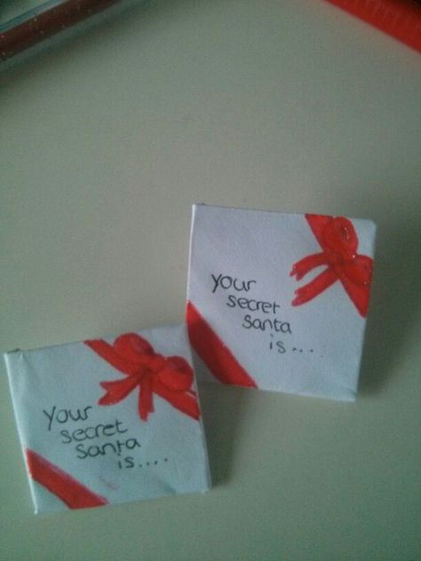 Things To Get For Secret Santa, Secret Santa Decoration Ideas, Secret Santa With Friends, Secret Santa Aesthetic, Secret Santa Card Ideas, Secret Santa Party Ideas, Christmas Hangout, Secret Santa Note, Secert Santa